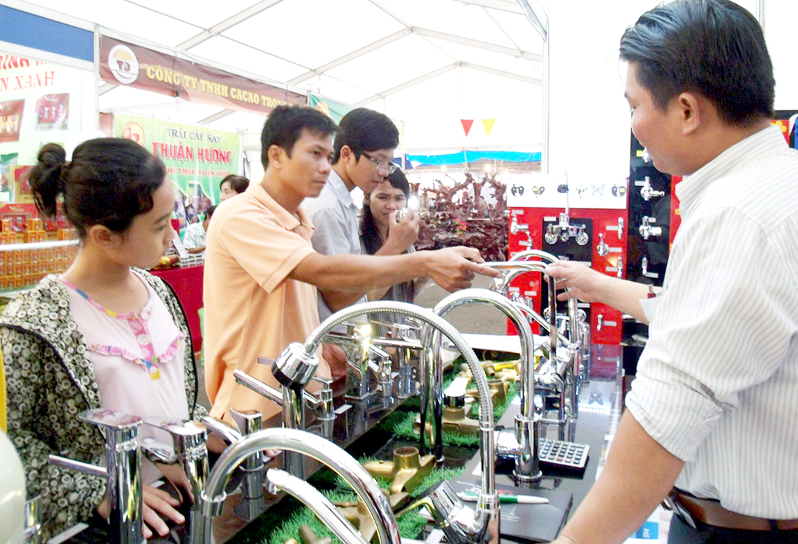 Khách chọn mua thiết bị vệ sinh tại Hội chợ hàng Việt Nam chất lượng cao năm 2013.